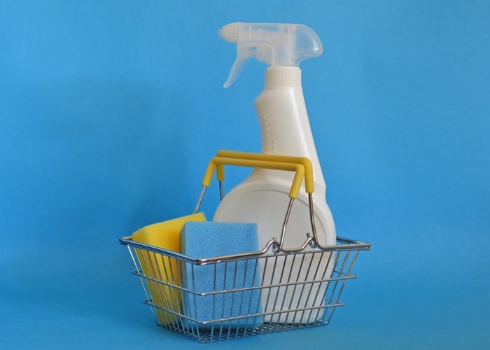 enzymreiniger umweltschonende reiniger kaufen einkaufskorb schwamm gelb blau sprühflasche